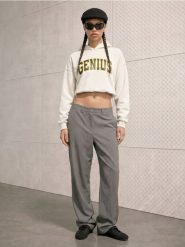 Bluza hoodie z napisem Genius - szary. Szare bluzy damskie Sinsay, l, bez wzorów, sportowe, bez ramiączek, bez kaptura. Za 49.99 zł.