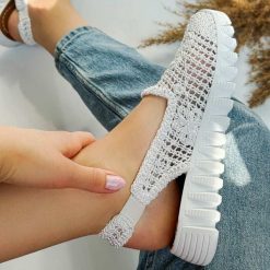 Białe plecione sandały, buty damskie T.Sokolski 806. Białe obuwie sportowe damskie Sokolski, bez wzorów, z tkaniny, bez zapięcia. Za 179.00 zł.