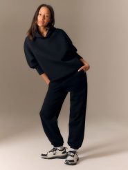 4F Bluza dresowa loose z kapturem damska - czarna XL. Czarne bluzy damskie 4F, xl, bez wzorów, z dresówki, bez ramiączek, z kapturem. W wyprzedaży za 199.99 zł.