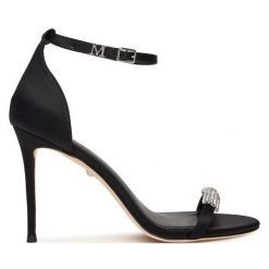 Sandały Marciano Guess. Czarne sandały damskie Marciano Guess, z aplikacjami, bez obcasa, na szpilce, bez zapięcia. Za 989.99 zł.