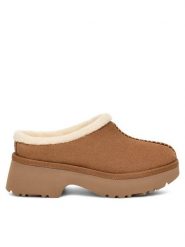 Ugg Klapki W New Heights Cozy Clog 1162510 Brązowy. Brązowe klapki damskie UGG, bez wzorów, ze skóry, bez obcasa, bez zapięcia. Za 629.99 zł.