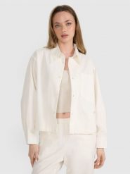 4F Koszula oversize z kołnierzykiem damska - biała XS. Białe koszule damskie 4F, xs, bez wzorów, z bawełny, eleganckie, bez kołnierzyka, bez ramiączek. W wyprzedaży za 79.99 zł.