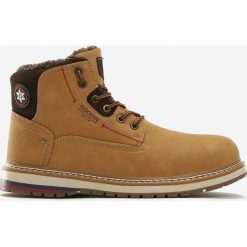 Camelowe Botki Zathwarm. Brązowe botki męskie Born2be, na zimę, z aplikacjami, za kostkę, bez obcasa, bez zapięcia. Za 129.99 zł.