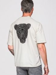 Koszulka męska loose fit z srebrno-czarną aplikacją pantery z cekinów i koralików na plecach - złamana biel V2 - Rozmiar: M. Czarne t-shirty męskie Ombre Clothing, m, z aplikacjami, z bawełny, bez kołnierzyka, bez ramiączek. Za 297.99 zł.