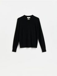 Kaszmirowy sweter - czarny. Czarne swetry nierozpinane damskie Reserved, l, bez wzorów, z kaszmiru, bez kołnierzyka, bez ramiączek. Za 499.99 zł.