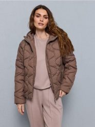 Pikowana kurtka puffer z kapturem i ściągaczami - fioletowy. Fioletowe kurtki sportowe damskie Sinsay, l, bez wzorów, bez ramiączek, z kapturem. Za 69.99 zł.