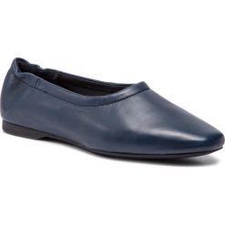 Półbuty VAGABOND - Maddie 4704-140-64 Dk Blue. Niebieskie półbuty damskie Vagabond, bez wzorów, ze skóry, bez obcasa, na płaskiej podeszwie, bez zapięcia. W wyprzedaży za 209.00 zł.