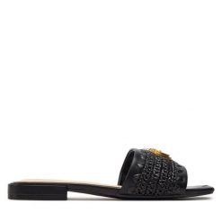 Klapki Guess. Brązowe klapki damskie Guess, z aplikacjami, bez obcasa, bez zapięcia. Za 259.99 zł.