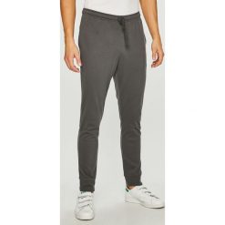 Emporio Armani - Spodnie. Szare spodnie materiałowe męskie Emporio Armani, bez wzorów, z bawełny. W wyprzedaży za 199.90 zł.