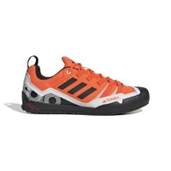 Buty trekkingowe adidas Terrex Swift Solo 2.0. Brązowe obuwie trekkingowe damskie Adidas, z materiału, bez zapięcia. W wyprzedaży za 435.25 zł.