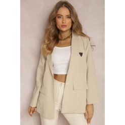Jasnobeżowa Marynarka Caladina. Brązowe marynarki i żakiety damskie Renee, z aplikacjami, z tkaniny, eleganckie, bez kołnierzyka, bez ramiączek. Za 119.99 zł.