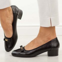 Czarne ażurowe czółenka damskie na obcasie M.Daszyński Sa200-17. Czarne czółenka damskie M.Daszyński, na jesień, z aplikacjami, z materiału, eleganckie, bez obcasa, na obcasie, bez zapięcia. Za 179.00 zł.