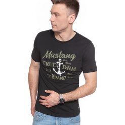 MUSTANG Alex C Print 1009950 4142. T-shirty męskie Mustang, m, bez wzorów, bez kołnierzyka, bez ramiączek. W wyprzedaży za 39.99 zł.
