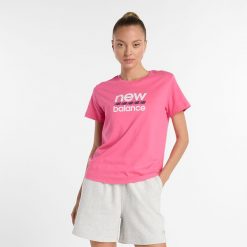 Koszulka damska New Balance WT51540DAB – różowa. Czerwone bluzki damskie New Balance, m, bez wzorów, z bawełny, klasyczne, bez kołnierzyka, bez ramiączek. Za 119.99 zł.