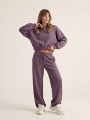 Krótka bluza crewneck - fioletowy. Fioletowe bluzy damskie Sinsay, l, bez wzorów, sportowe, bez ramiączek, bez kaptura. Za 49.99 zł.
