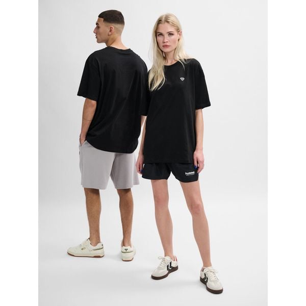 Koszulka Hummel Loose Bee. Czarne bluzki damskie Hummel, bez wzorów, sportowe, bez kołnierzyka, bez ramiączek. Za 136.90 zł.