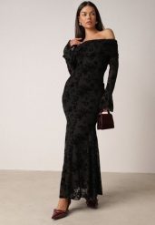 Czarna Koktajlowa Sukienka VICES z Odkrytymi Ramionami i Welurowym Wzorem Drensyss. Czarne sukienki damskie Born2be, l, bez wzorów, z weluru, klasyczne, bez kołnierzyka, bez ramiączek, maxi, z odkrytymi ramionami. Za 169.99 zł.