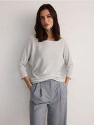 Sweter z metalizowaną nitką - srebrny. Szare swetry nierozpinane damskie Reserved, l, bez wzorów, z wiskozy, bez kołnierzyka, bez ramiączek. W wyprzedaży za 49.99 zł.