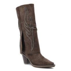 Brązowe Kozaki Alma En Pena Eleganckie Buty Damskie. Brązowe kozaki damskie Alma En Pena, na jesień, z aplikacjami, z jeansu, bez obcasa, bez zapięcia. Za 799.00 zł.