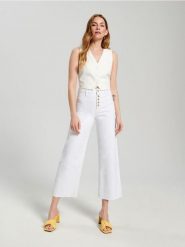 Jeansy cropped high waist - kremowy. Białe jeansy damskie Sinsay, bez wzorów, z bawełny, z podwyższonym stanem. Za 89.99 zł.