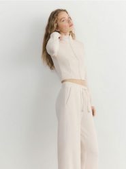 Rozpinana bluza z modalem - kremowy. Białe bluzy damskie Reserved, l, bez wzorów, z dzianiny, bez ramiączek, bez kaptura. Za 119.99 zł.