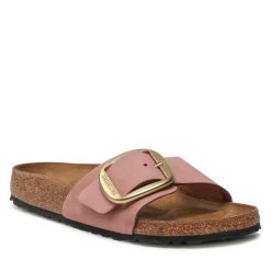 Klapki Birkenstock. Czerwone klapki damskie Birkenstock, bez wzorów, bez obcasa, bez zapięcia. Za 539.99 zł.
