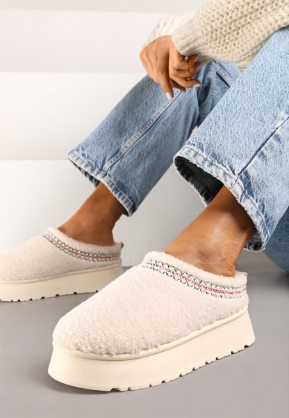 Beżowe Śniegowce na Grubej Podeszwie z Niską Cholewką i Haftem Zinnirella. Brązowe śniegowce damskie Born2be, z wełny, przed kostkę, bez zapięcia. Za 59.99 zł.