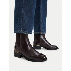 Botki MEXX. Brązowe botki damskie Mexx, bez wzorów, bez obcasa, na słupku, bez zapięcia. Za 249.99 zł.