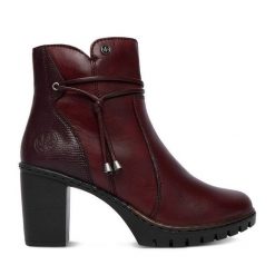 Botki Rieker. Czerwone botki damskie Rieker, bez wzorów, bez obcasa, na słupku, bez zapięcia. Za 429.99 zł.