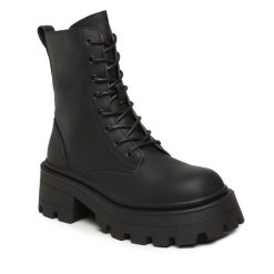 Trapery ONLY. Czarne trapery damskie ONLY, bez zapięcia. Za 349.99 zł.
