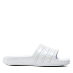 Klapki adidas. Niebieskie klapki damskie Adidas, bez wzorów, sportowe, bez obcasa, bez zapięcia. Za 109.99 zł.