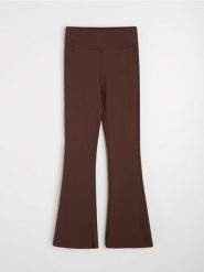 Prążkowane legginsy flare - brązowy. Brązowe legginsy damskie Sinsay, bez wzorów, prążkowane. Za 39.99 zł.