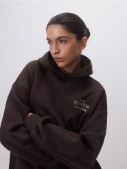 Bluza z haftowanym napisem - ciemnobrązowy. Brązowe bluzy damskie Reserved, l, bez wzorów, z bawełny, bez ramiączek, bez kaptura. Za 119.99 zł.