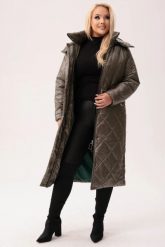 Pikowany płaszcz z kapturem Valentina w kolorze khaki - komfort i elegancja na chłodne dni PLUS SIZE XXL. Brązowe płaszcze damskie Moda Size Plus Iwanek, na zimę, plus size, bez wzorów, z materiału, eleganckie, bez kołnierzyka, z kapturem. W wyprzedaży za 379.90 zł.