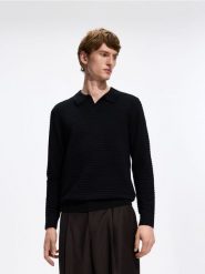 Strukturalny sweter polo - czarny. Czarne swetry męskie Reserved, l, bez wzorów, z dzianiny, bez kołnierzyka, bez ramiączek. Za 139.99 zł.