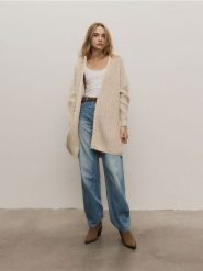 Kardigan z domieszką wełny - kremowy. Białe kardigany damskie Reserved, l, bez wzorów, z dzianiny, bez kołnierzyka. W wyprzedaży za 99.99 zł.