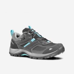 Buty turystyczne damskie Quechua MH100 niskie WTP. Niebieskie obuwie trekkingowe damskie QUECHUA, z kauczuku, bez zapięcia. Za 229.99 zł.