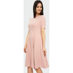 Rozkloszowana sukienka midi. Sukienki damskie Greenpoint, bez wzorów, z elastanu, bez kołnierzyka, bez ramiączek, midi, rozkloszowane. Za 79.99 zł.