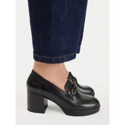 Półbuty Lasocki. Czarne półbuty damskie Lasocki, bez wzorów, bez obcasa, na obcasie, bez zapięcia. Za 249.99 zł.