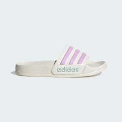 Klapki Adilette Shower. Białe klapki damskie Adidas, bez wzorów, sportowe, bez obcasa, bez zapięcia. Za 109.00 zł.
