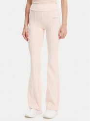 Guess Spodnie dresowe V5RB15 KCD02 Różowy Regular Fit. Czerwone spodnie dresowe damskie Guess, z aplikacjami, z dresówki. Za 239.99 zł.
