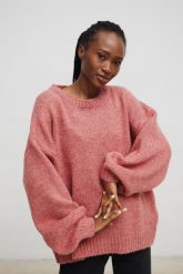 Sweter oversize z bufiastymi rękawami w kolorze BRICK ORANGE - RIVERO-UNI. Pomarańczowe swetry nierozpinane damskie Marsala, na lato, bez wzorów, z wełny, bez kołnierzyka, bez ramiączek. Za 249.90 zł.