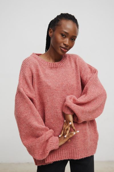 Sweter oversize z bufiastymi rękawami w kolorze BRICK ORANGE - RIVERO-UNI. Pomarańczowe swetry nierozpinane damskie Marsala, na lato, bez wzorów, z wełny, bez kołnierzyka, bez ramiączek. Za 249.90 zł.