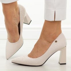 Beżowe czółenka damskie na słupku Vinceza 62281. Brązowe czółenka damskie VINCEZA, na jesień, bez wzorów, ze skóry, eleganckie, bez obcasa, na słupku, bez zapięcia. Za 199.00 zł.