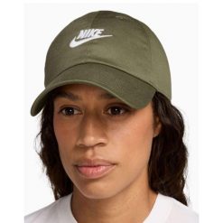 Czapka z daszkiem Nike Club. Zielone czapki damskie Nike, na jesień, bez wzorów, z bawełny, klasyczne. Za 99.99 zł.
