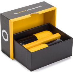 Odświeżacz do obuwia CREP PROTECT - The Ultimate Shoe Freshener 1010. Piżamy męskie Crep Protect, bez wzorów, bez kołnierzyka, bez ramiączek. Za 39.99 zł.