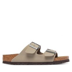 Klapki Birkenstock. Brązowe klapki damskie Birkenstock, bez wzorów, bez obcasa, bez zapięcia. Za 399.99 zł.
