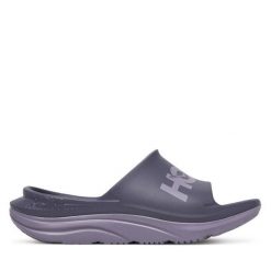 Klapki Hoka. Fioletowe klapki damskie HOKA, bez wzorów, sportowe, bez obcasa, bez zapięcia. Za 249.99 zł.