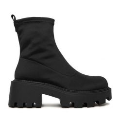 Botki DeeZee. Czarne botki damskie DeeZee, bez wzorów, bez obcasa, na słupku, bez zapięcia. Za 219.99 zł.
