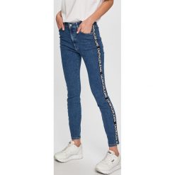 Calvin Klein Jeans - Jeansy CKJ 010. Niebieskie jeansy damskie Calvin Klein Jeans, z aplikacjami, z bawełny. Za 549.90 zł.